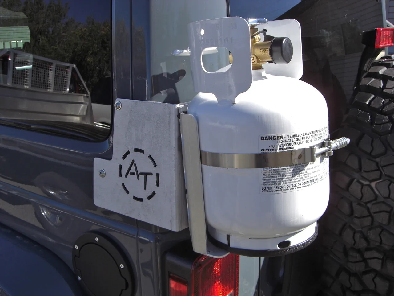 Jeep JK & JL, External Corner Mount Kit (Corner mount, propane bracket, propane cylinder)